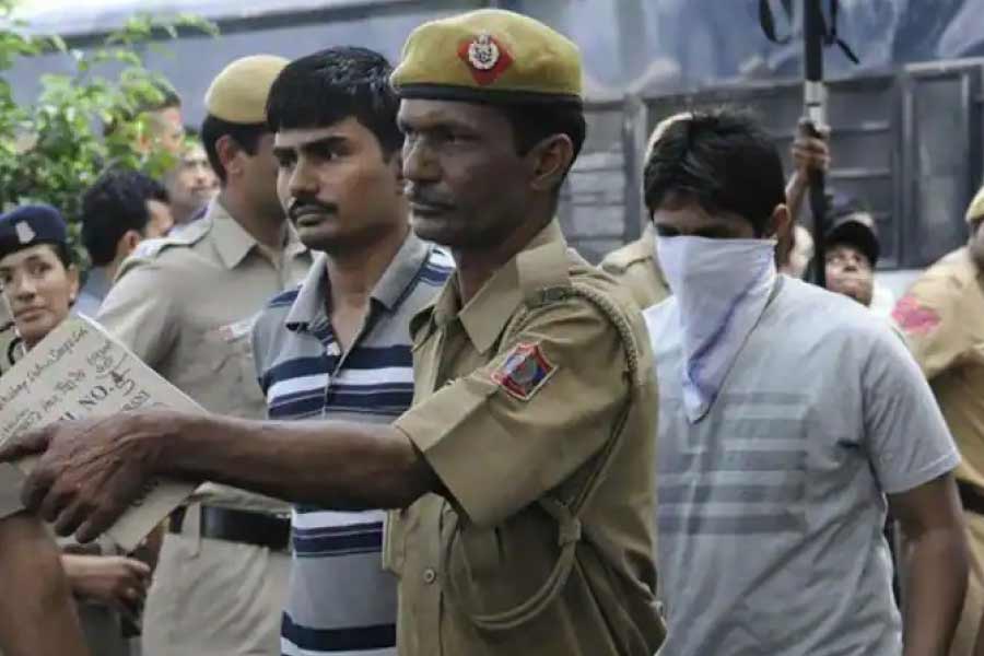 ২২ ডিসেম্বর বিহার থেকে ষষ্ঠ অভিযুক্ত অক্ষয় ঠাকুরকে গ্রেফতার করে পুলিশ। এর পরই দিল্লির সফদরজং হাসপাতালে নির্ভয়ার বয়ান রেকর্ড করা হয়। শারীরিক ভাবে তখনও আশঙ্কাজনক নির্ভয়া। এর মধ্যেই চিহ্নিত করেন নির্যাতনকারীদের।