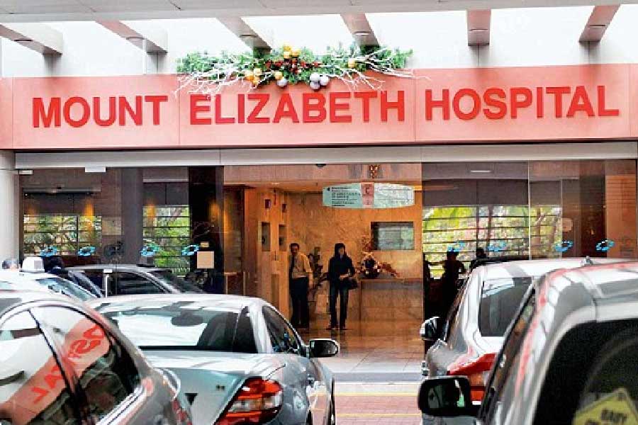 তবু বাঁচার লড়াই চালিয়ে যাচ্ছিলেন নির্ভয়া। কিন্তু ৫ দিন পর অবস্থার আরও অবনতি হয়। ২৭ ডিসেম্বর উন্নততর চিকিৎসার জন্য সিঙ্গাপুরের মাউন্ট এলিজাবেথ হাসপাতালে স্থানান্তর করা হয় ২৩ বছরের তরুণীকে।