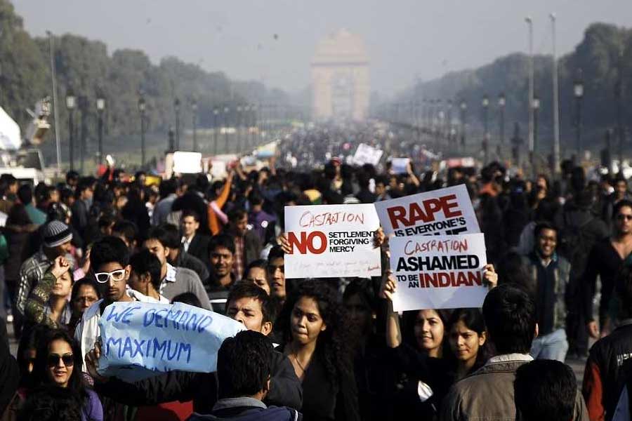 ২০১৫ সালের ২০ ডিসেম্বর, নির্ভয়া কাণ্ডের ঠিক তিন বছর পেরোতেই নাবালক নির্যাতনকারী মুক্তি পায়। যা নিয়ে আবার বিক্ষোভ শুরু হয় দেশে। 