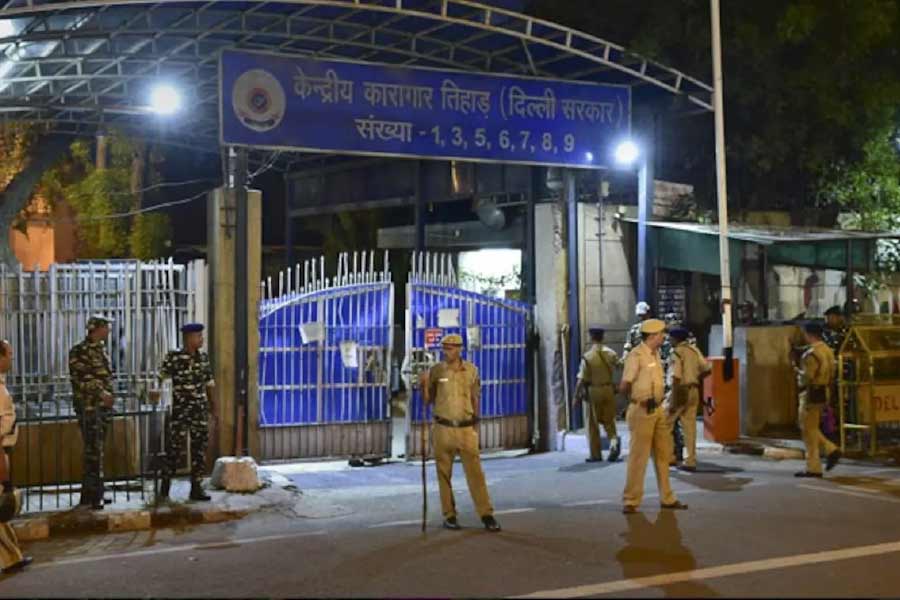 এর পর দু’দফায় দু’বার পিছিয়ে যায় ফাঁসির দিন। নতুন নতুন আর্জির জেরে ফাঁসির জন্য প্রথমে ২০২০ সালের ১ ফেব্রুয়ারি, তার পর ২ মার্চ শেষে নির্ধারিত দিন পিছিয়ে হয় ২০ মার্চ।