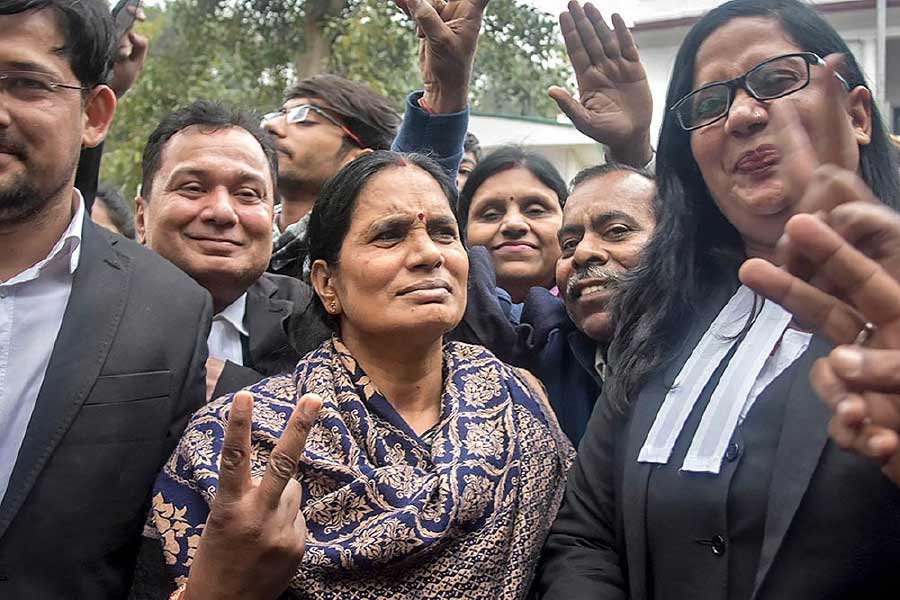 ২০ মার্চ সুবিচার পান নির্ভয়া। ৮ বছর পর বিচারের বৃত্ত সম্পূর্ণ হয়। ফাঁসি হয় নির্ভয়ার চার অপরাধীর। 