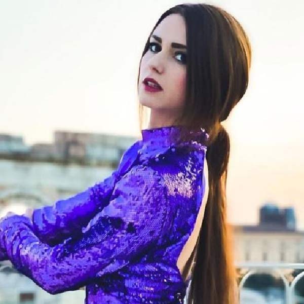 ক্যারল অনলাইনে এলেন। কিন্তু তাঁকে দেখে হতবাক দর্শকেরা। কারণ দর্শকেরা দেখলেন, ক্যারলের হাত-পা পিছমোড়া করে বাধা। মুখেও শক্ত করে বাধা রয়েছে টেপ। মাথার উপর রাখা রয়েছে ব্যাগ।