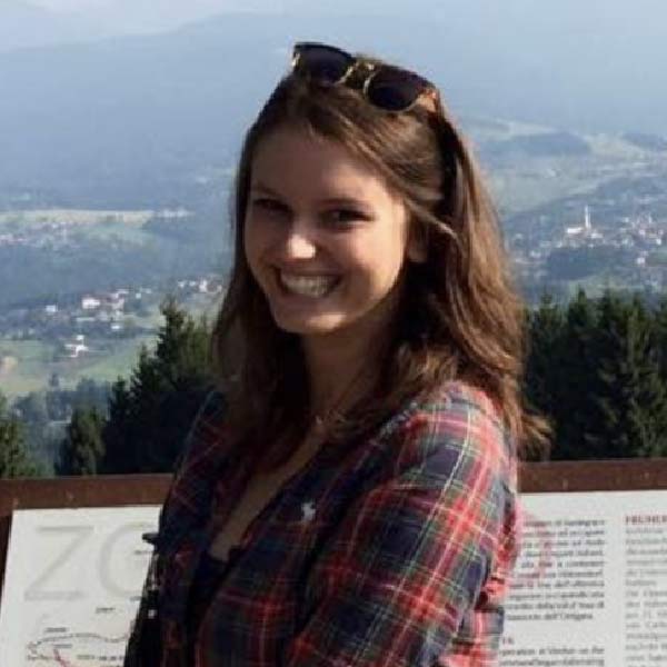 আর ক্যারলের ঠিক পিছনেই দাঁড়িয়ে ছিলেন ডেভিড। পুরো ঘটনা নিজের ফোনে রেকর্ড করছিলেন। কিছু ক্ষণ পরই ডেভিড দর্শকদের জন্য ভিডিয়ো বন্ধ করে দেন।