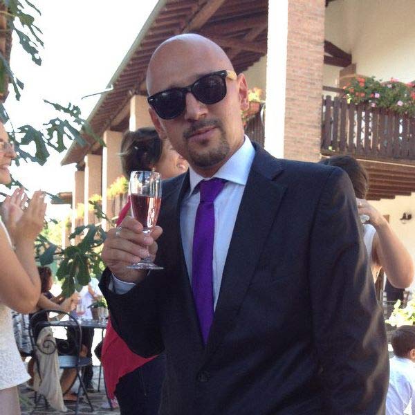 ডেভিড আদালতে জানান, তিনিই ক্যারলকে একসঙ্গে ভিডিয়ো করার অনুরোধ করেন এবং অনেক টাকা দেওয়ার প্রতিশ্রুতি দেন।