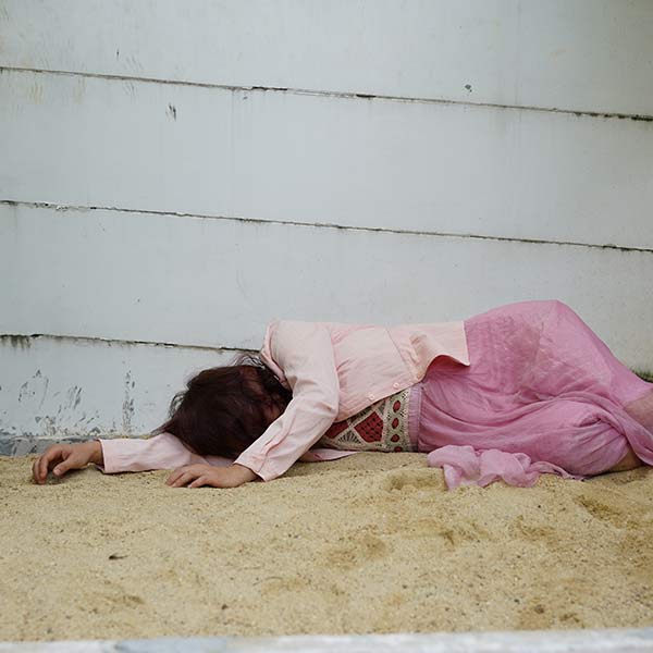 কথা ছিল দর্শকদের জন্য ওই দৃশ্য রোমাঞ্চকর করে তুলতে বাঁধা অবস্থায় ক্যারলের উরুতে এবং পেটে কয়েকটি টোকা দেওয়ার কথা ছিল ডেভিডের। কিন্তু তার বদলে হাতুড়ি নিয়ে ক্যারলের মাথায় আঘাত করতে শুরু করেন ডেভিড। ঘটনাস্থলেই মৃত্যু হয় ক্যারলের। আদালতে বিচার চলাকালীন ডেভিড নিজেই এই কথা স্বীকার করেন।