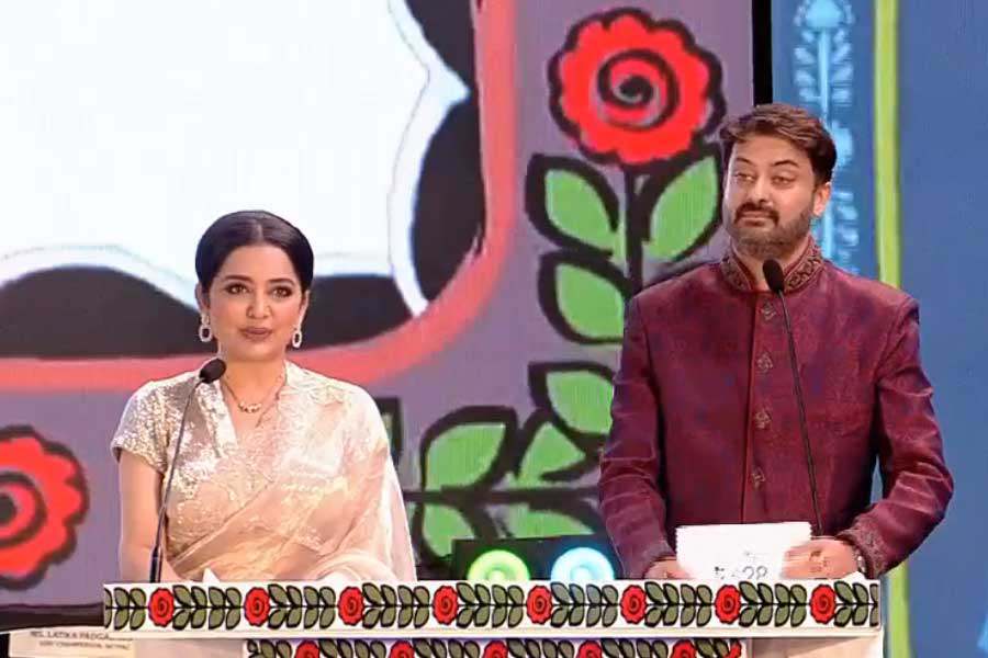 টলিপাড়ার এই দুই পরিচিত মুখ ছিলেন অনুষ্ঠান সঞ্চালনার দায়িত্বে।