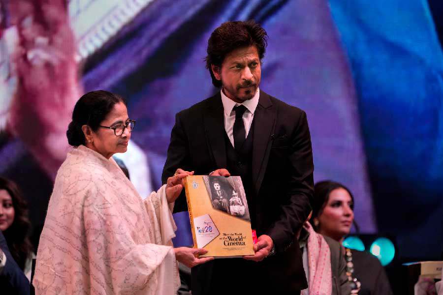 মেদহীন, পেশিবহুল  ৫৭-র শাহরুখ খান ভক্তহৃদয়ে আরও এক বার ছড়িয়ে দিলেন উষ্ণতার আঁচ।