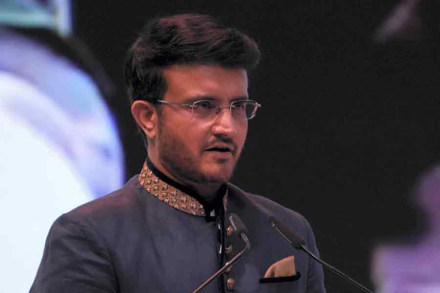 ছিমছাম সাজে আলাদা করে নজর কাড়লেন বাঙালির ‘আইকন’।