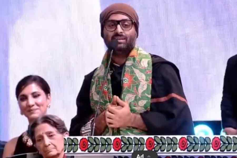 ‘রং দে তু মোহে গেরুয়া’র সুরে ঝড় তুললেন অডিটোরিয়ামে।