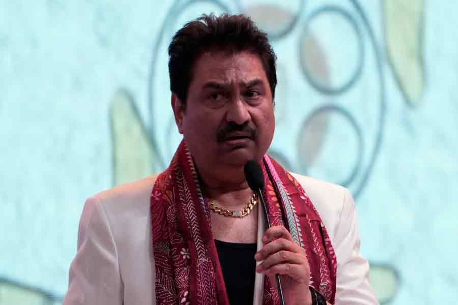 সাদা-কালোয় মেশানো কোট, প্যান্টে চলচ্চিত্র উৎসবের সূচনা অনুষ্ঠানে উপস্থিত হলেন কুমার শানু।