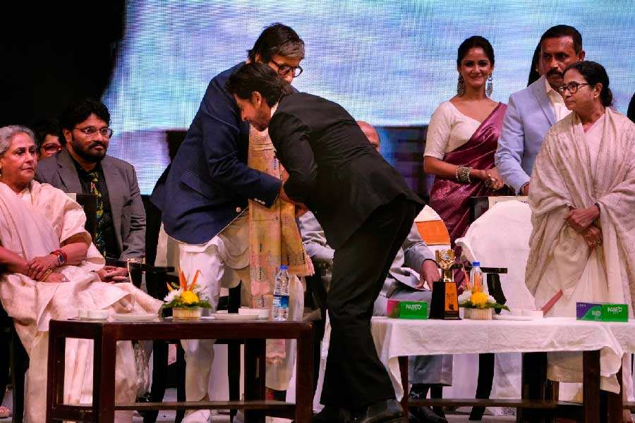 ‘পাঠান’-এর গান মুক্তির পরেই দেশ জুড়ে হিংসার আবহ। শাহরুখ খান, দীপিকা পাড়ুকোনকে নিয়ে নানামুখী কুৎসা। এর শেষ কোথায়? 