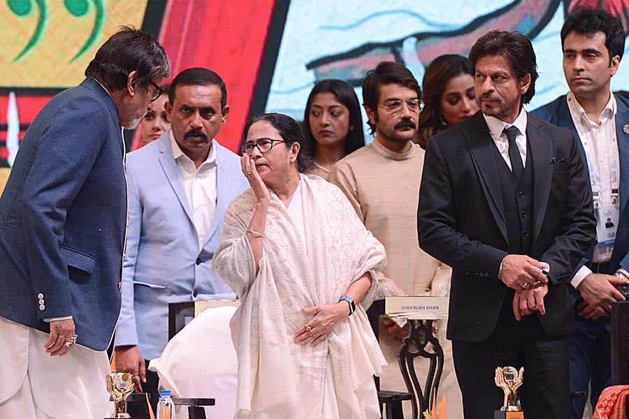 কলকাতা চলচ্চিত্র উৎসবের উদ্বোধনী মঞ্চে বিগ বি-র সঙ্গে মমতা বন্দ্যোপাধ্যায় এবং অন্যান্য কলাকুশলীরা।