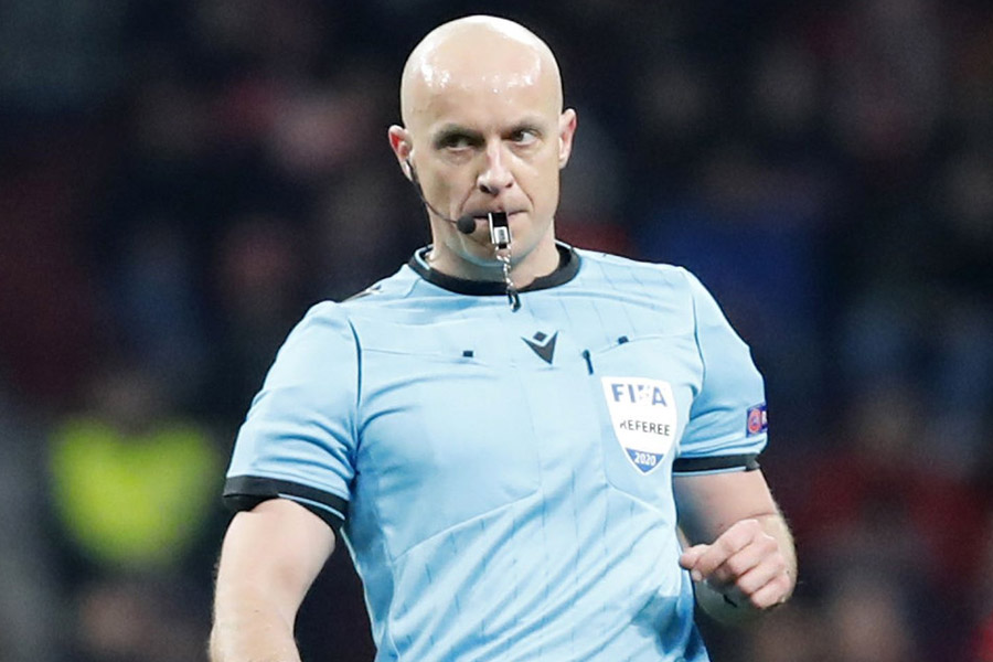 একজন তাঁর ট্রফির বাগানে সেরার সেরা ট্রফিটি সাজাতে ব্যাকুল। তিনি ফুটবলের আধুনিক ‘ঈশ্বর’। তিনি লিয়োনেল মেসি। অন্য জনের সামনে পেলের রেকর্ড ছুঁয়ে দেখার হাতছানি। তিনি এই বিশ্বকাপের ‘টর্নে়ডো’। ২৩ বছরের ঝকঝকে ফুটবলার কিলিয়ান এমবাপে। তবে দু’জনেরই স্বপ্নপূরণের রাশ আপাতত একজনের হাতে— পোল্যান্ডের সাইমন মার্সিনিয়াক। তিনিই এই বিশ্বকাপের ফাইনালে মেসি-এমবাপেদের নিয়ন্ত্রণ করবেন।