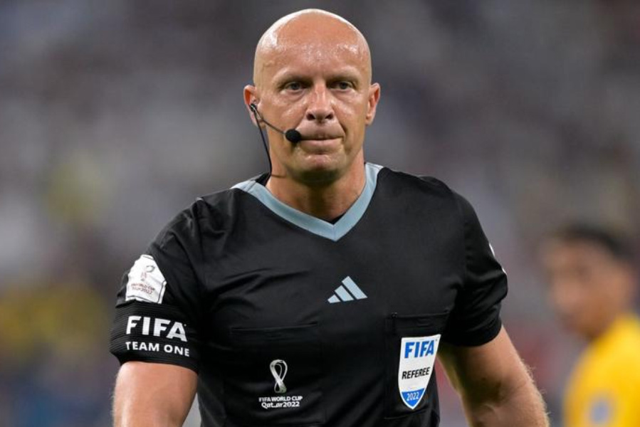 আর্জেন্টিনা বনাম ফ্রান্সের ম্যাচে রেফারি হতে চলেছেন মার্সিনিয়াক। ৪১ বছর বয়সের এই টানটান নির্মেদ চেহারার মানুষটি এই বিশ্বকাপেরই আরও দু’টি ম্যাচ খেলিয়েছেন।