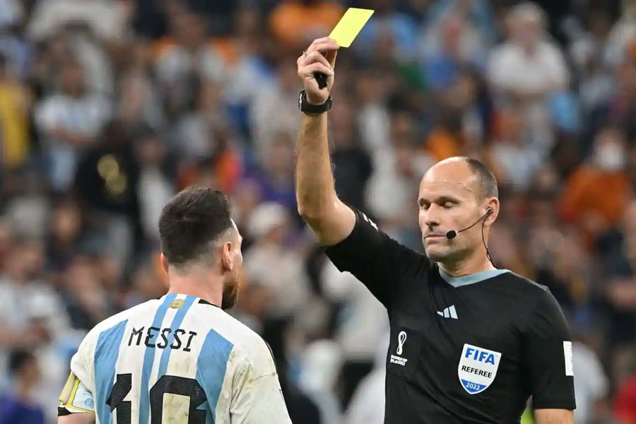 ওই ম্যাচে ১৫টি হলুদ কার্ড দেখিয়েছিলেন মাতেউ। যার মধ্যে মেসি-সহ আর্জেন্টিনার ৮ জন ফুটবলার হলুদ কার্ড দেখেছিলেন। নেদারল্যান্ডসের ফুটবলাররা দেখেছিলেন ৭টি হলুদ এবং ১টি লাল কার্ড। ওই ম্যাচে মেসির সঙ্গেও তর্কাতর্কি হয়েছিল মাতেউয়ের। পরে সাংবাদিক বৈঠকে গুরুত্বপূর্ণ ম্যাচে রেফারি বাছা নিয়ে ফিফার কাছে প্রকাশ্যেই অভিযোগ জানিয়েছিলেন আর্জেন্টাইন ক্যাপ্টেন। যার ফল আসে হাতে নাতে।