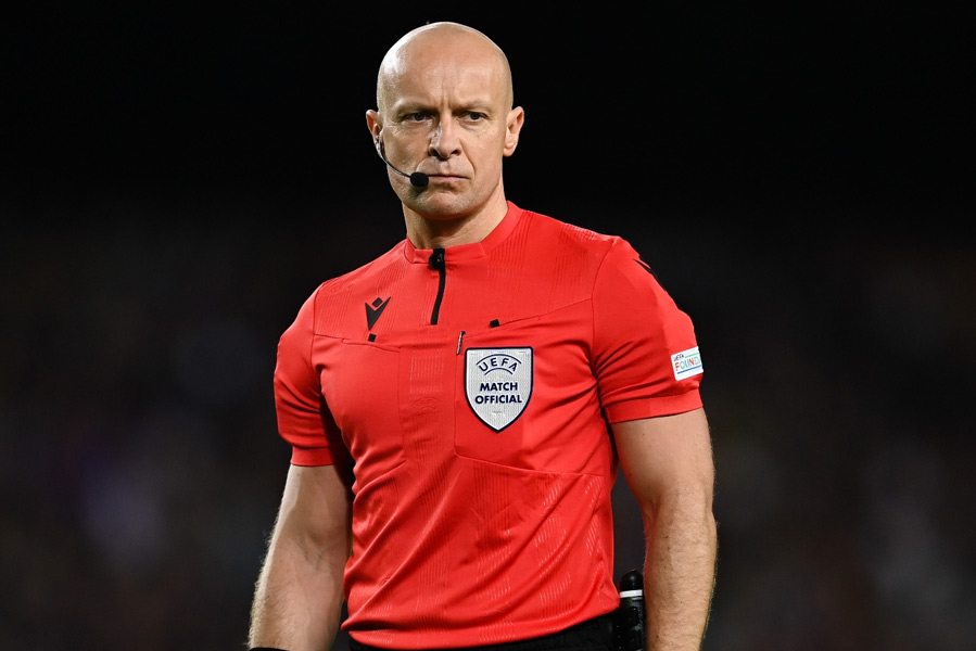 মার্সিনিয়াকের রেকর্ডে অবশ্য এমন বিতর্ক নেই। এ পর্যন্ত নিজের কেরিয়ারে ২০০টিরও বেশি ফুটবল ম্যাচ খেলিয়েছেন এই পোলিশ রেফারি। ম্যাচের সুবিচারক হিসাবে পোল্যান্ডের রেফারিদের মধ্যে তাঁর নম্বর বেশির দিকেই।