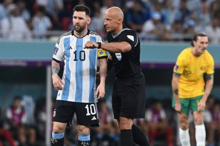 সাইমন পেশাদার ফুটবল খেলোয়াড় ছিলেন না। ২১ বছর বয়স থেকেই ম্যাচ রেফারি হিসাবে কেরিয়ার শুরু করেছিলেন। তবে তার পাশাপাশি অ্যামেচার ফুটবলার হিসাবে খেলতেন। কিন্তু ২০০৬ সালে ২৫ বছর বয়সে পুরোপুরি পেশাদার রেফারি হিসাবেই কাজ শুরু করেন।