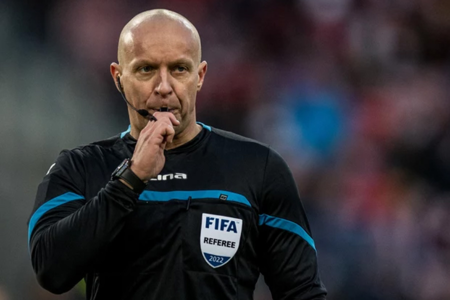 ফিফার তালিকাভুক্ত রেফারি হিসাবে তাঁর নাম ওঠে ২০১১ সালে। তার পর থেকে বহু গুরুত্বপূর্ণ ম্যাচে রেফারি হওয়ার জন্য তাঁকে বেছে নিয়েছে ফিফা। যেমন বেছে নেওয়া হয়েছে বিশ্বকাপের ফাইনালের ম্যাচের জন্যও।