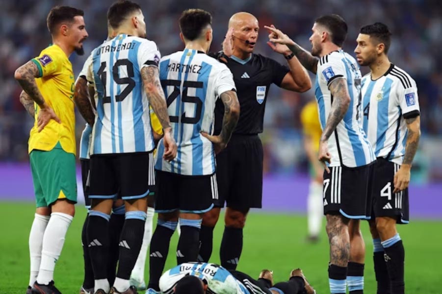 ২০২২ সালের বিশ্বকাপে মার্সিনিয়াকের রেকর্ড কেমন? শেষ ১৬-র আর্জেন্টিনা-অস্ট্রেলিয়া ম্যাচে ২-১ গোলে জিতেছিলেন মেসিরা। গ্রুপ লিগে ফ্রান্স-ডেনমার্কের ম্যাচের ফলও ছিল ২-১।