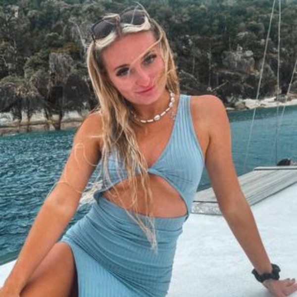 অস্ট্রেলিয়ার বাসিন্দা তেনেইশা মুসুমেচি পেশায় ইলেকট্রিশিয়ান। তবে ২১ বছরের এই তরুণীকে আর পাঁচটা ইলেকট্রিশিয়ানের মতো ভাববেন না যেন। টিকটকে তিনি স্বনামেই পরিচিত। মুসুমেচির দাবি, কেজো পোশাকেও তাঁর মতো এত ‘হট’ ইলেকট্রিশিয়ান আর কেউ নেই।