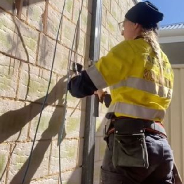 ছেনি-হাতুড়ি, ড্রিল মেশিন নিয়ে নিত্য দিনের কাজের ভিডিয়োই টিকটকে পোস্ট করেন মুসুমেচি। তাতেও হামলে পড়েন তাঁর অনুরাগীরা। এক-একটি ভিডিয়োয় ভিড় বাড়তে বাড়তে ৫ লক্ষও ছাপিয়ে যায়।