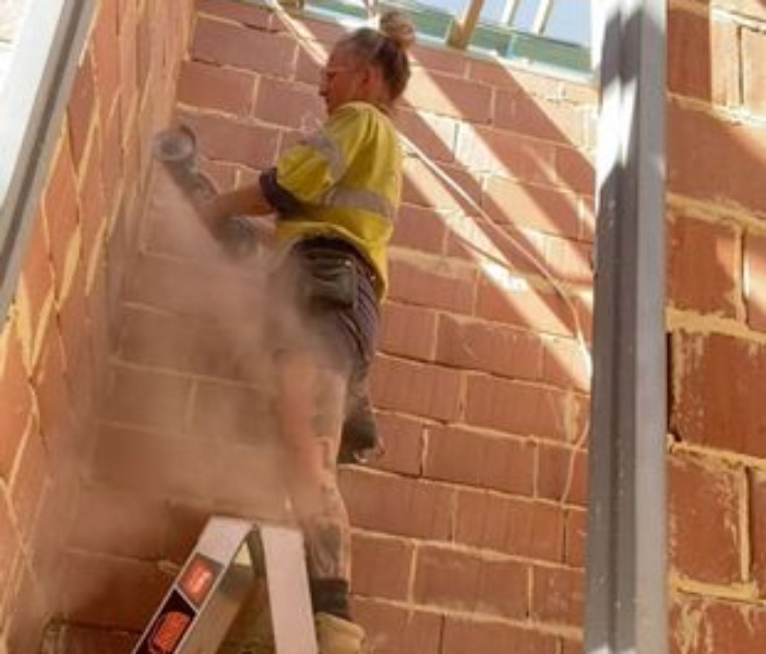 মাঝেমধ্যে দেখা যায়, মুসুমেচি সিঁড়ির উপর দাঁড়িয়ে। হাতে উঁচিয়ে ড্রিল মেশিন। তা দিয়েই একমনে কাজ করে চলেছেন। কখনও বা তাঁর কোমরে বেল্ট দিয়ে বাঁধা যন্ত্রপাতি রাখার ব্যাগ। ট্যাটুতে ঢাকা ডান পায়ে প্রায় খোঁচা মারছে ড্রিল মেশিন। বাঁ হাতে ধরা মোবাইলে নিজেকে বন্দি করেছেন মুসুমেচি। তাঁর এমন আপাত ‘রুখাসুখা’ ছবিও সমাজমাধ্যমে তুমুল জনপ্রিয় হয়েছে।