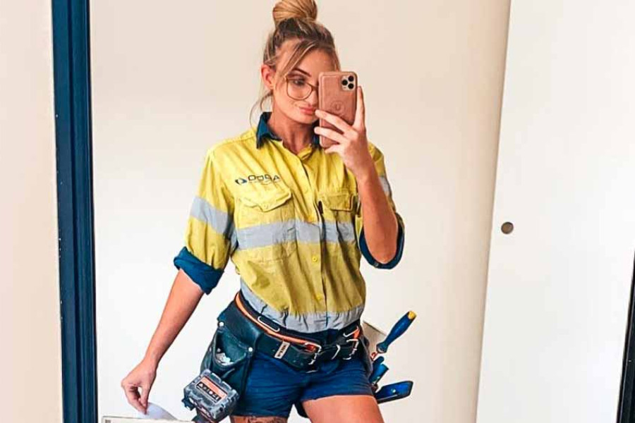 তিনি যে জনপ্রিয়, তাঁকে নিয়ে যে বিশ্বের নানা ট্যাবলয়েডের পাতায় ভরপুর লেখালেখি হচ্ছে, তাতে কম গদগদ নন মুসুমেচি। তাঁর সাফ কথা, ‘‘আমি সত্যিই দারুণ গ্ল্যামারাস। কাজের সময় লম্বা ট্রাউজ়ার্স, হাই ভিজ় জ্যাকেট আর ভারী বুট পরতে হয়। তবে হ্যাঁ, (সে সব পোশাকেও) অনেকেই বলেন, ‘আমি খুবই সুন্দরী’ অথবা ‘এ ধরনের কাজের জন্য বেশিই গ্ল্যামারাস’। এ নিয়ে আমি অবশ্য কোনও মন্তব্য করতে চাই না।’’