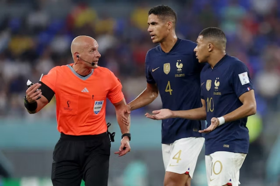 ফ্রান্সের ম্যাচে কোনও পেনাল্টি হয়নি। দু’টি গোল দেন এমবাপে। হলুদ কার্ড দেখেছিলেন তিন জন ফুটবলার।