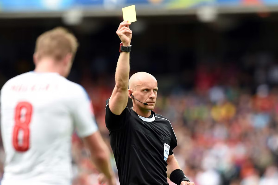 দু’টি ম্যাচেই মোট পাঁচটি হলুদ কার্ড দেখালেও কোনও লাল কার্ড দেখাননি মার্সিনিয়াক। তবে বিশ্বকাপের ফাইনালে তিনি কী করতে চলেছেন আপাতত সেদিকেই তাকিয়ে দু’দেশের সমর্থকেরা।