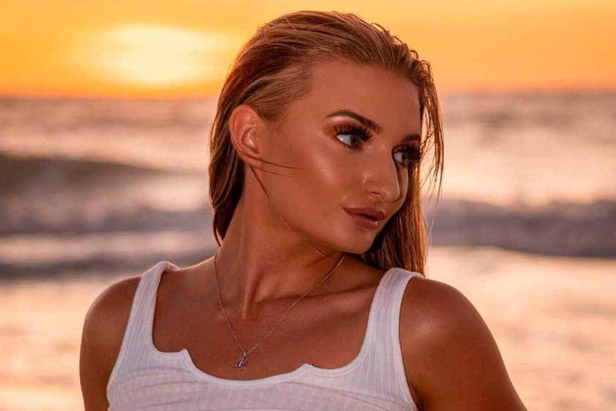 যে পেশার সিংহভাগই পুরুষদের দখলে, সেখানে কাজ করার অভিজ্ঞতা কেমন? মুসুমেচি জানিয়েছেন, ইলেকট্রিশিয়ান হিসাবে কাজ করতে গিয়ে বিচিত্র সব অভিজ্ঞতা হয়েছে তাঁর। তাঁর কথায়, ‘‘এক বার কাজ করার সময় দেখি, এক বৃদ্ধ আমার পরের পর ছবি তুলছেন। আর এক বার তো একটি ছেলে ঘণ্টার পর ঘণ্টা পিছনে ধাওয়া করেছিল।’’