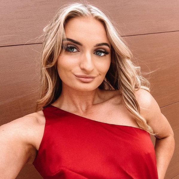 ইলেকট্রিশান মুসুমেচির কাজ করার ভিডিয়ো দেখে অনেকে তাঁকে আবার প্রেম নিবেদন করে ফেলেছেন। এক জন লিখেছেন, ‘‘আমার মনে হয়, আমি তোমার প্রেমে পড়েছি।’’ আর এক জন তো বলেই ফেলেছেন, ‘‘এই মেয়ে, তোমাকে সারা জীবনের জন্য ভাড়া করতে চাই।’’