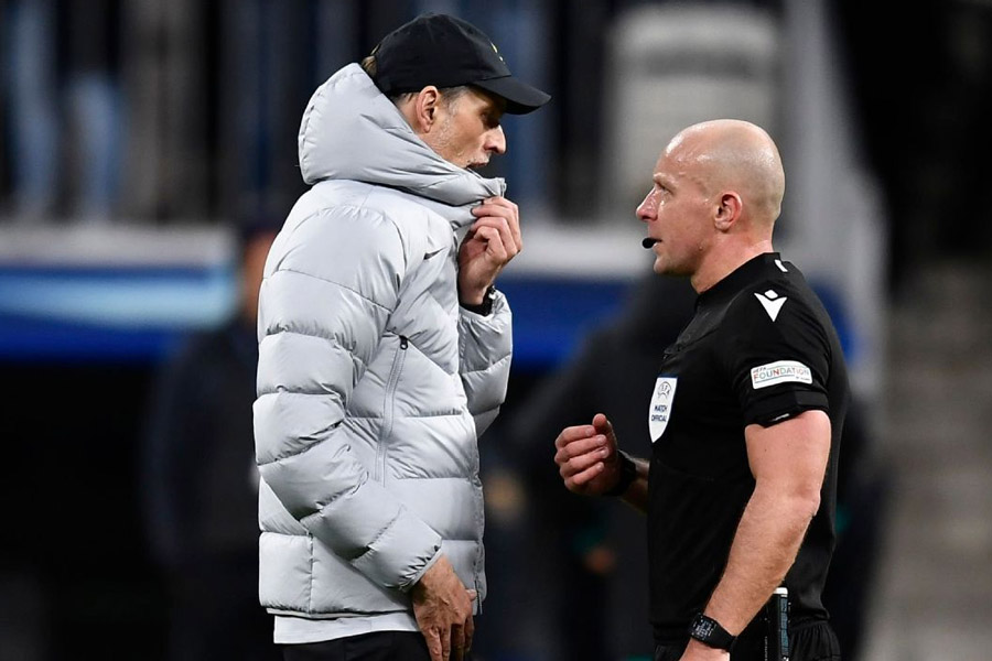 ইউরোপীয় ফুটবল ভক্তরা মার্সিনিয়াককে ভাল করে চেনেন। বহু হাই ভোল্টেজ ম্যাচে রেফারি ছিলেন তিনি। সেই সব ম্যাচে ফুটবলারদের মাঠ থেকে বের করে দেওয়ার নজিরও আছে তাঁর।