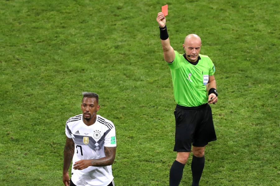 বড় ম্যাচে হেডস্যর সাইমনের কড়া শাসনের শিকার হয়েছেন ইরানের মেহদি তারেমি, জার্মানির জেরমি বোয়াতেং-সহ অনেকেই। রবিবার বিশ্বকাপের ফাইনাল ম্যাচে মেসি-এমবাপেদের পাশাপাশি নজর থাকবে মার্সিনিয়াকের দিকেও।