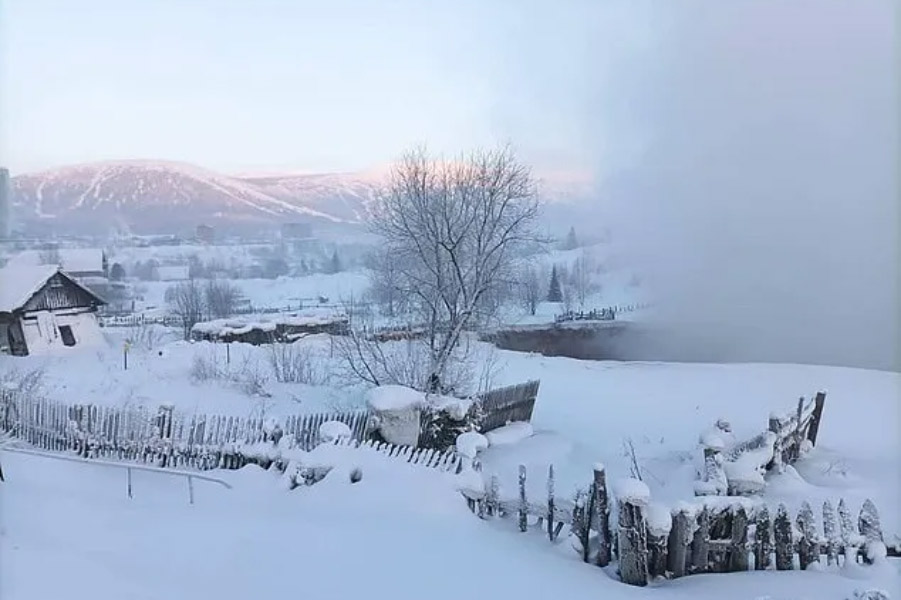 দিন কয়েক আগে তেমনই একটি বাড়িকে গিলে খেয়েছে এক বিশালাকৃতি ‘সিঙ্কহোল’।