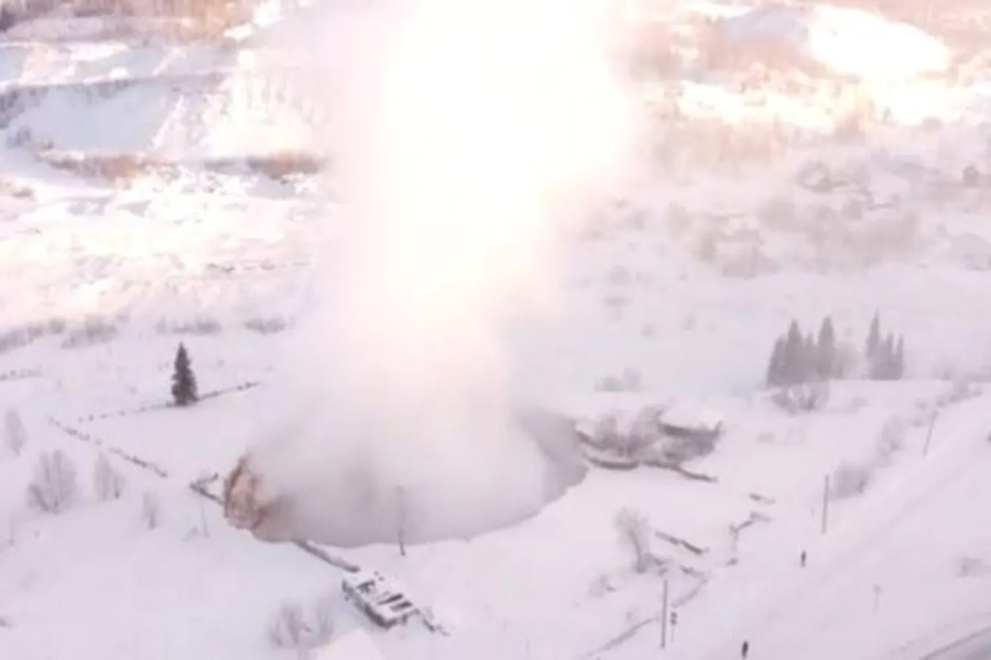 দিনের আলোতেই ঘটে ঘটনাটি। ভিডিয়ো ফুটেজে দেখা গিয়েছে স্কি রিসর্টের গায়েই তৈরি হয়েছে প্রায় ১০০ ফুট চওড়া একটি গহ্বর।