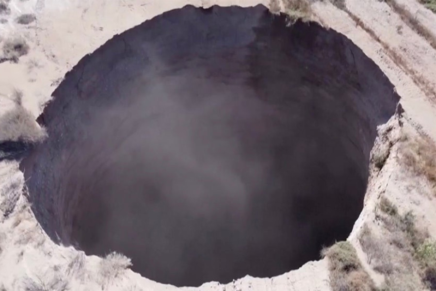 বিকট আওয়াজ করে মাটি ফেটে সেই গহ্বর তৈরি হওয়ার সময়েই একটি বাড়ি ভেঙে পড়ে তার ভিতরে। দেখা যায় গহ্বরের ভিতর থেকে গলগলিয়ে বেরিয়ে আসছে ধোঁয়া।  