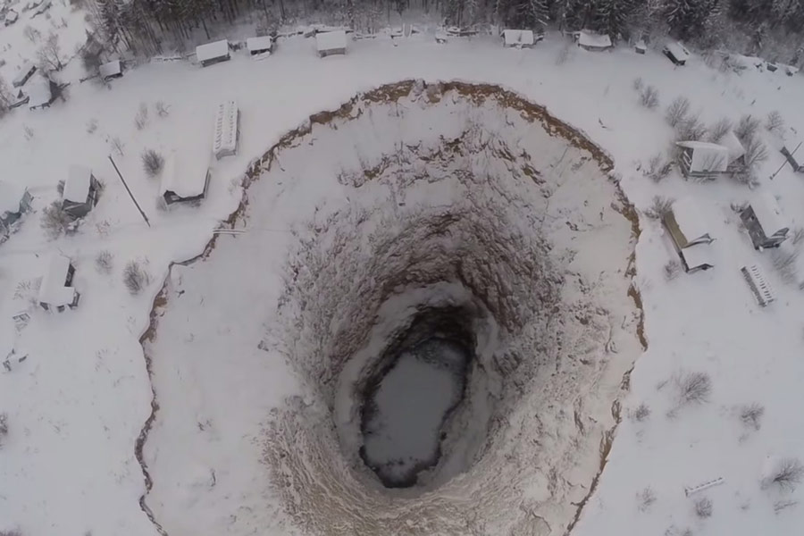 ওই এলাকায় মাটির নীচেই ছিল একটি আকরিক লোহার খনি। গহ্বরে উঁকি দিয়ে দেখা যায় বিলাসবহুল স্কি রিসর্টের গার্ড ওয়ালের গা বেয়েই সোজা নেমে যাওয়া যাচ্ছে খনির ভিতরে।