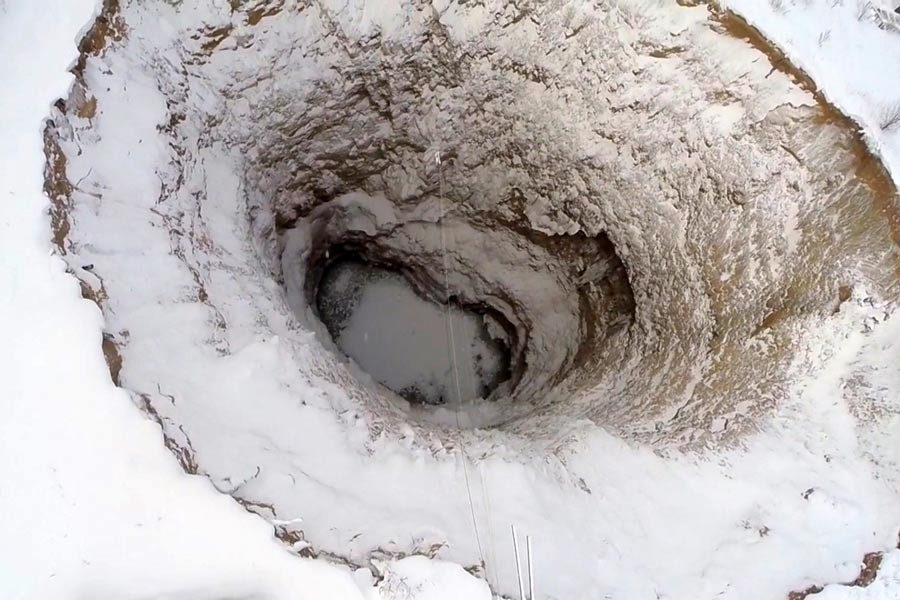 যদিও ঘটনাটি যখন ঘটে তখন খনিতে কাজ চলছিল না। তাই বড় ক্ষয়ক্ষতি হয়নি। তবে রাস্তা ধসে যাওয়ায় বন্ধ হয়ে যায় পরিবহণের অধিকাংশ পরিষেবা।