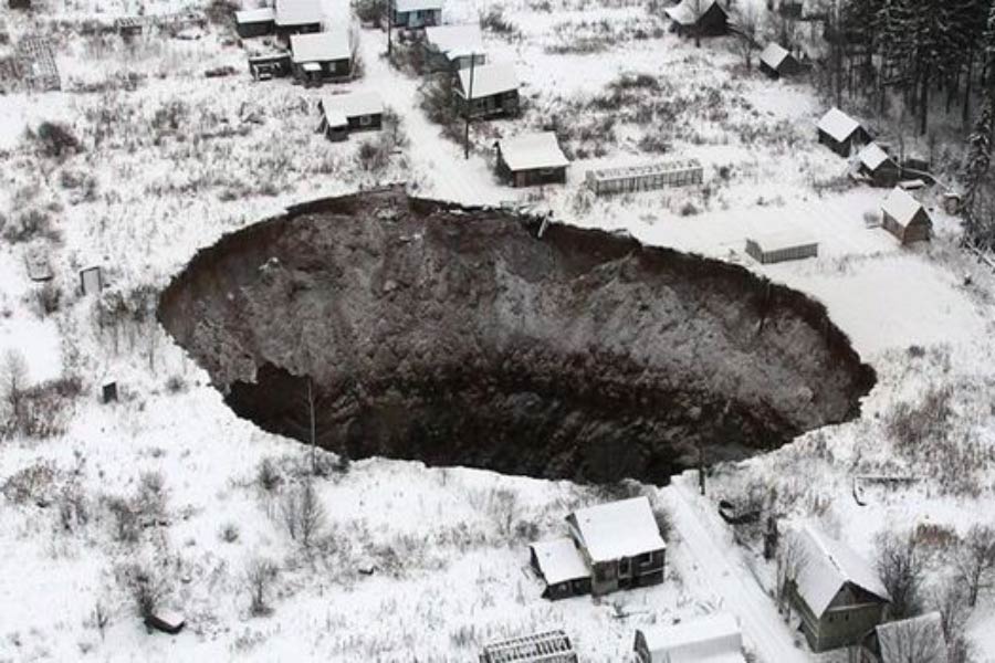 স্থানীয় সংবাদ সংস্থা এই বিপর্যয়কে ‘নরকের দরজা খোলা’ বলে বর্ণনা করেছে। তবে বিষয়টি যে আদতে একটি সিঙ্কহোল সে বিষয়ে মোটামুটি একমত স্থানীয় ভূতত্ত্ববিদেরা। যদিও কেন হঠাৎ এমন সিঙ্কহোল তৈরি হল তার কারণ খতিয়ে দেখতে শুরু করেছেন তাঁরা।