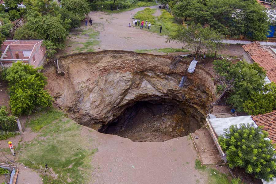 বিজ্ঞানীরা অবশ্য এই দুর্ঘটনার একটি প্রাথমিক ব্যাখ্যা দিয়েছেন। তাঁরা জানিয়েছেন, ভূপৃষ্ঠের নীচের স্তরে তৈরি মিথেন গ্যাস বিস্ফোরণ হয়েই এমনটা ঘটতে পারে। বিশেষ যে সমস্ত এলাকায় তাপমাত্রা অত্যন্ত কম। সেখানেই ওই গ্যাস দীর্ঘ দিন চাপা থেকে এ ভাবে বিস্ফোরণ ঘটাতে পারে।