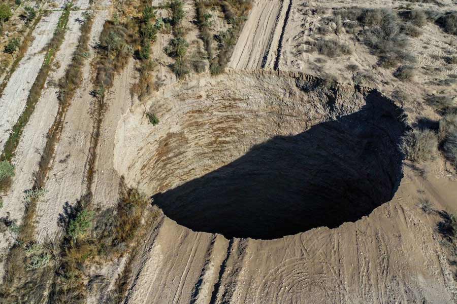 এ ক্ষেত্রে ভূপৃষ্ঠের নীচের ফাঁকা অংশটিও তৈরি হয় দীর্ঘ দিন ধরে জমে থাকা মিথেন গ্যাসের চাপেই। 
