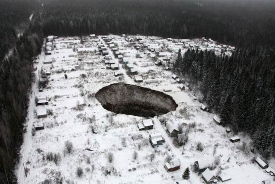 তবে এই ধরনের সিঙ্কহোল তৈরির ঘটনা সাধারণ নয়। বরং বিরল। ২০১৪ সালের পর থেকে গত ৮ বছরে এমন ২০টি গহ্বরের খোঁজ পাওয়া গিয়েছে। এর মধ্যে বেশ কয়েকটির ব্যাপ্তি শেরগেশের গহ্বরের ৬ গুণেরও বেশি। গিডান পেনিনসুলার গহ্বরটি চওড়ায় অন্তত ৬৫০ ফুট।