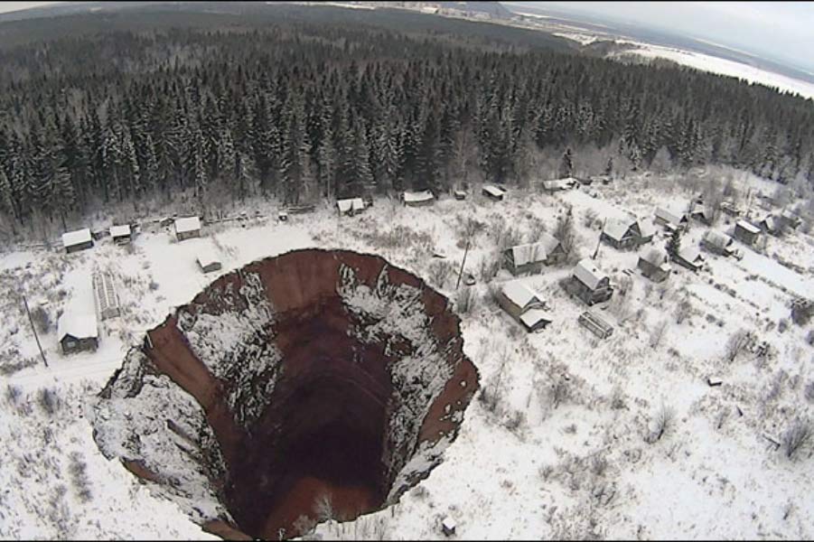 এই ধরনের ভূপৃষ্ঠ বিস্ফোরণ উষ্ণায়নের কারণেও হতে পারে। তবে শেরগেশের ঘটনার তদন্তকারী বিজ্ঞানীরা বলছেন, প্রাকৃতিক গ্যাসের খোঁজে রাশিয়ার মরিয়া চেষ্টার কারণেও রাশিয়ার মাটি দুর্বল হচ্ছে। যা ক্রমে রাশিয়াকে ‘নরকের দরজা খোলা’র দিকে এগিয়ে দিচ্ছে।