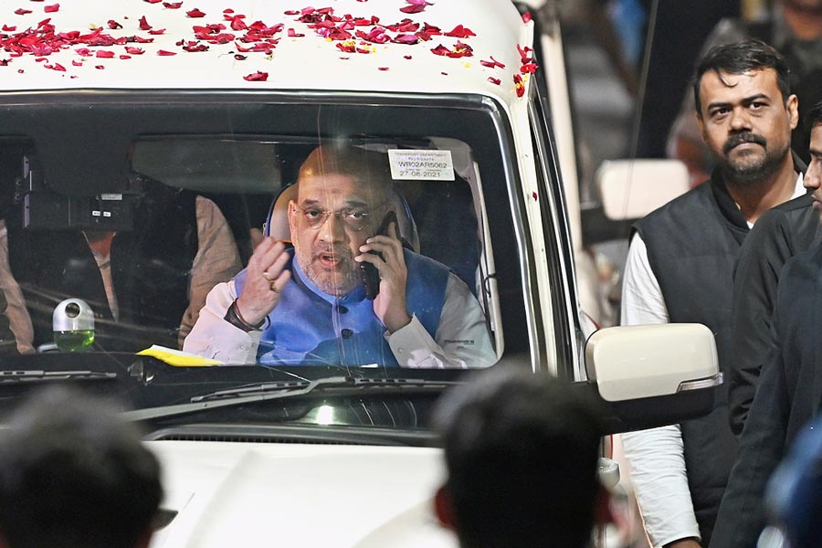 কলকাতায় বিজেপির দফতর থেকে বৈঠক সেরে বেরিয়ে আসছেন অমিত শাহ। শুক্রবার। ছবি: দেবস্মিতা ভট্টাচার্য