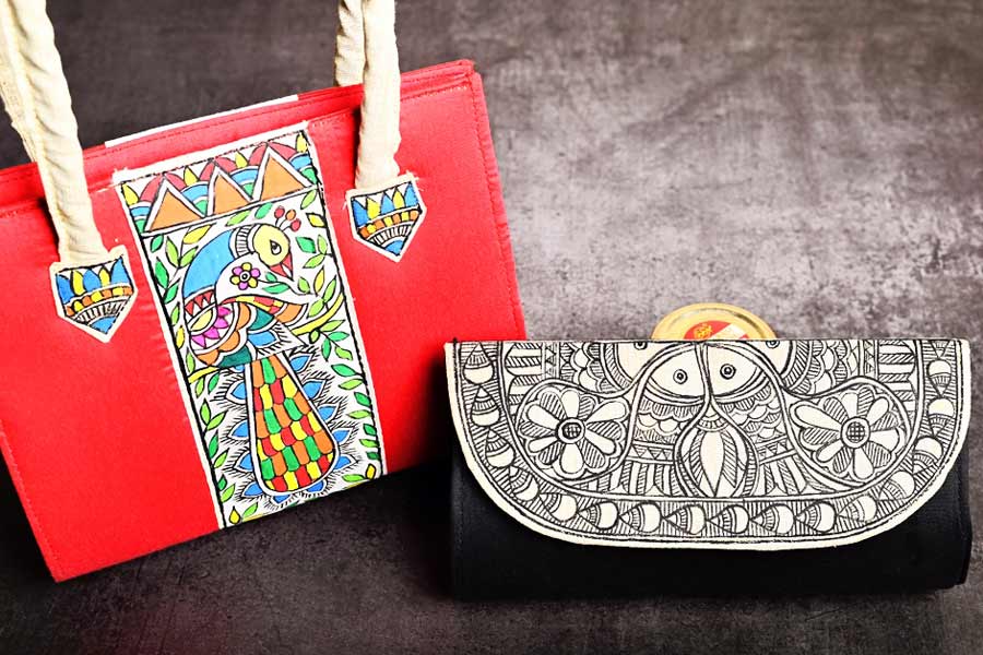 ব্যাগেও এসেছে অভিনবত্ব।