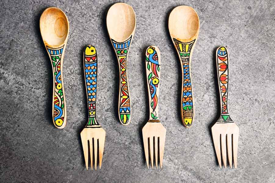 চামচের উপরে মধুবনী কাজ।