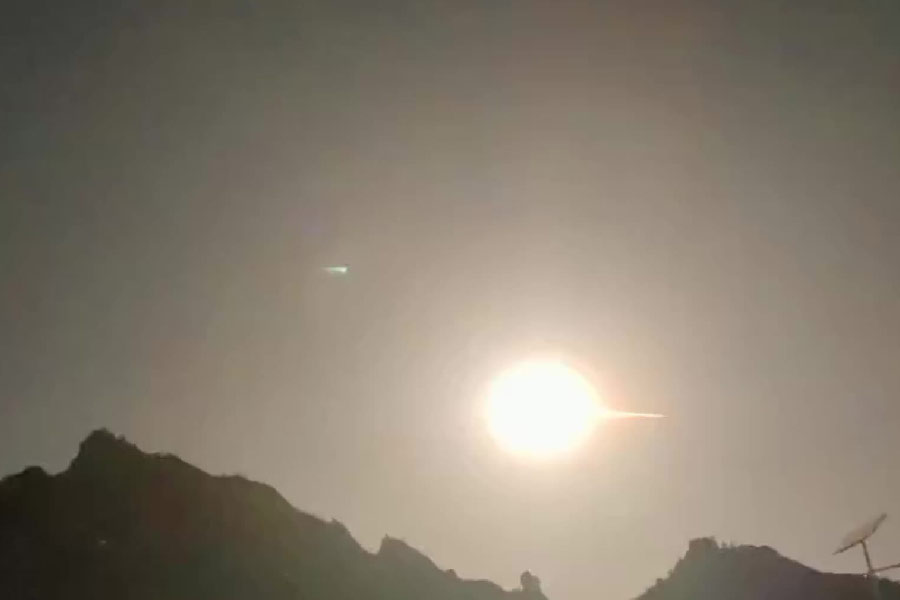 পরে সেই আলোর আসল কারণ জানা যায়। প্রতিরক্ষা মন্ত্রক সূত্রে জানা গিয়েছে, ওড়িশার আবদুল কালাম দ্বীপে অগ্নি-৫ ক্ষেপণাস্ত্রের পরীক্ষামূলক উৎক্ষেপণ চলছিল। তারই আলো দেখা গিয়েছিল পশ্চিমবঙ্গের বিভিন্ন জেলার আকাশে। যদিও কেন্দ্রীয় সরকারের তরফে এই নিয়ে কিছু জানানো হয়নি।