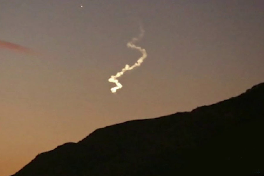 এর আগে উত্তরপ্রদেশের আকাশেও দেখা গিয়েছিল এ রকম আলো। চলতি বছরেরই সেপ্টেম্বর মাসে। ঠিক আলো নয়, দেখা গিয়েছিল আলোর পঙ্‌ক্তি। মনে হচ্ছিল যেন ট্রেন ছুটছে। উত্তরপ্রদেশের অরাইয়া, কনৌজের জালাবাবাদ, হরদৈয়ের পালি গ্রাম, ফারুখাবাদ থেকে দেখা গিয়েছিল সেই আলো। 