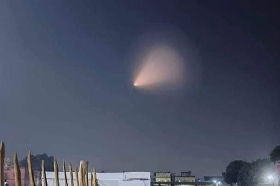 উত্তরপ্রদেশের সেই আলো দেখে সমাজমাধ্যমে অনেকেই দাবি করেছিলেন, ওটি কোনও উপগ্রহের। ইলন মাস্কের স্পেসএক্স সংস্থার কোনও উপগ্রহ হয়তো। কেউ ঠাট্টা করে লিখেছিলেন, নির্ঘাত কোনও ড্রোন উড়ছিল। তারই আলো।