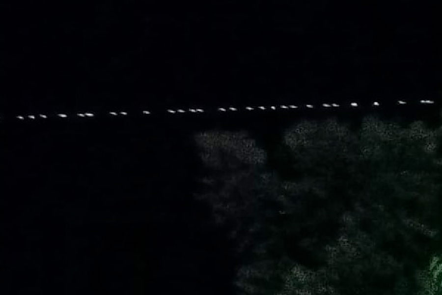 শেষ পর্যন্ত সেই আলোর সারি কিসের, তা নিয়ে ধন্দ পুরোপুরি কাটেনি। তবে বিশেষজ্ঞরা মনে করেছিলেন, স্পেসএক্সেরই উপগ্রহ সেগুলি। ১১ সেপ্টেম্বরই ইলনের সংস্থা জানিয়েছিল, ৩৪টি স্টারলিঙ্ক উপগ্রহ পাঠিয়েছে তারা। 